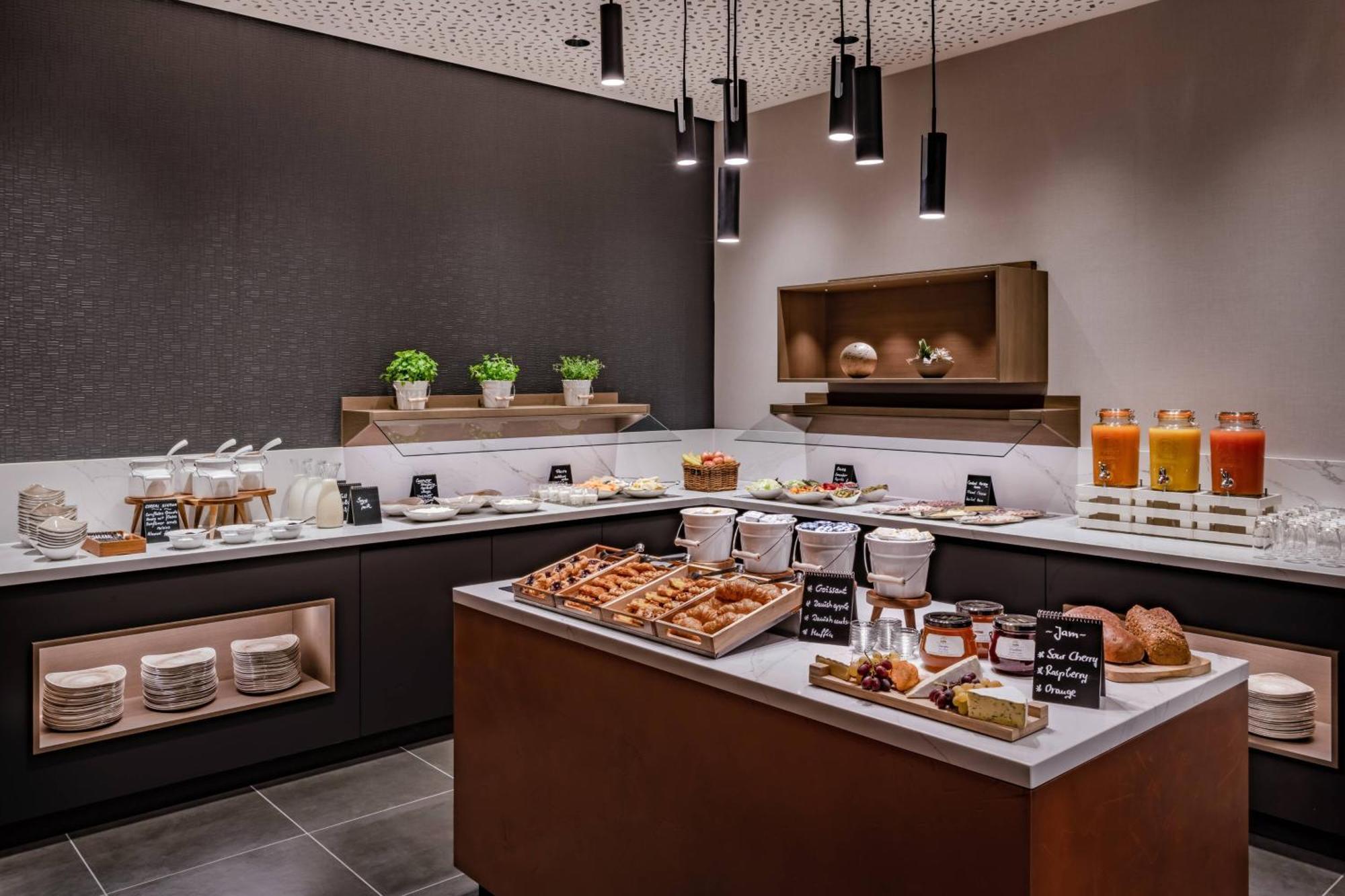 Отель Frankfurt Marriott